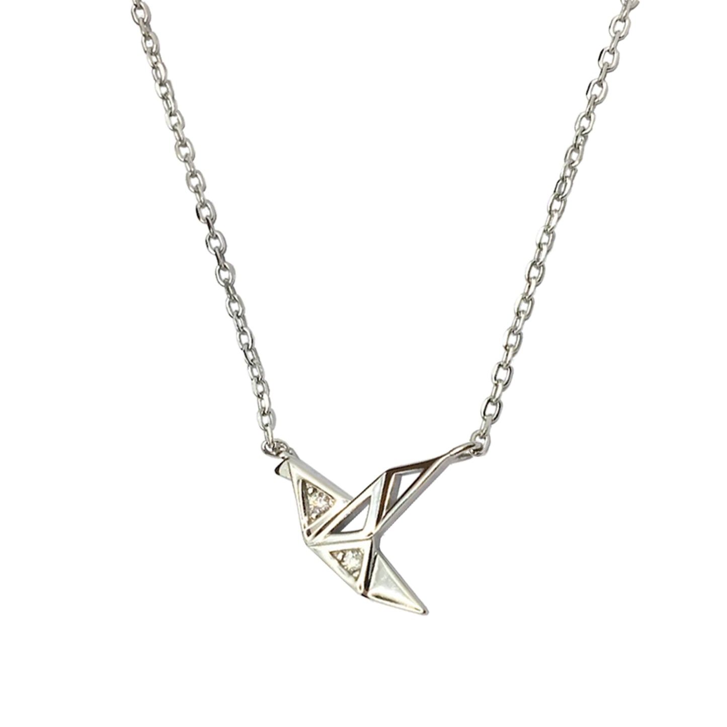 Collar con colgante de grulla tipo origami adornada con circones sobre fondo blanco