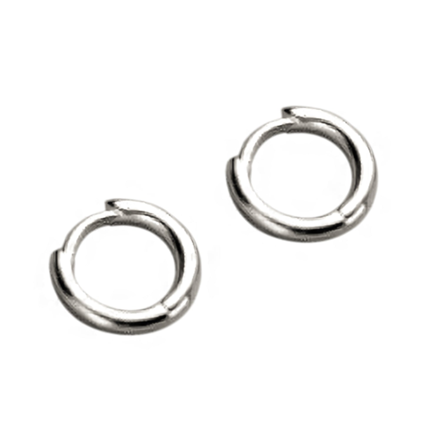 Par de argollitas de plata de 10 mm sobre fondo blanco