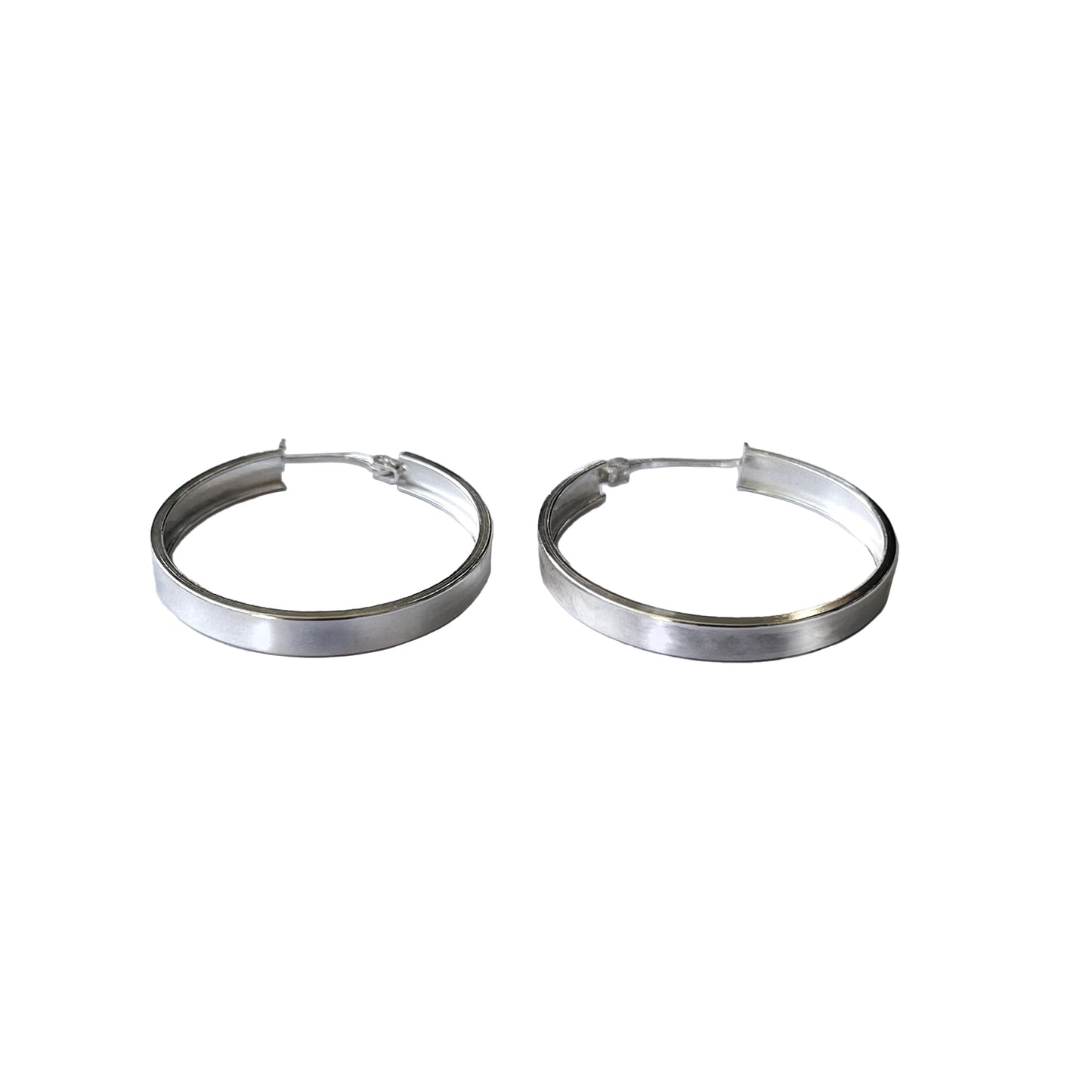 Par de argollas planas de plata de 30 mm sobre fondo blanco