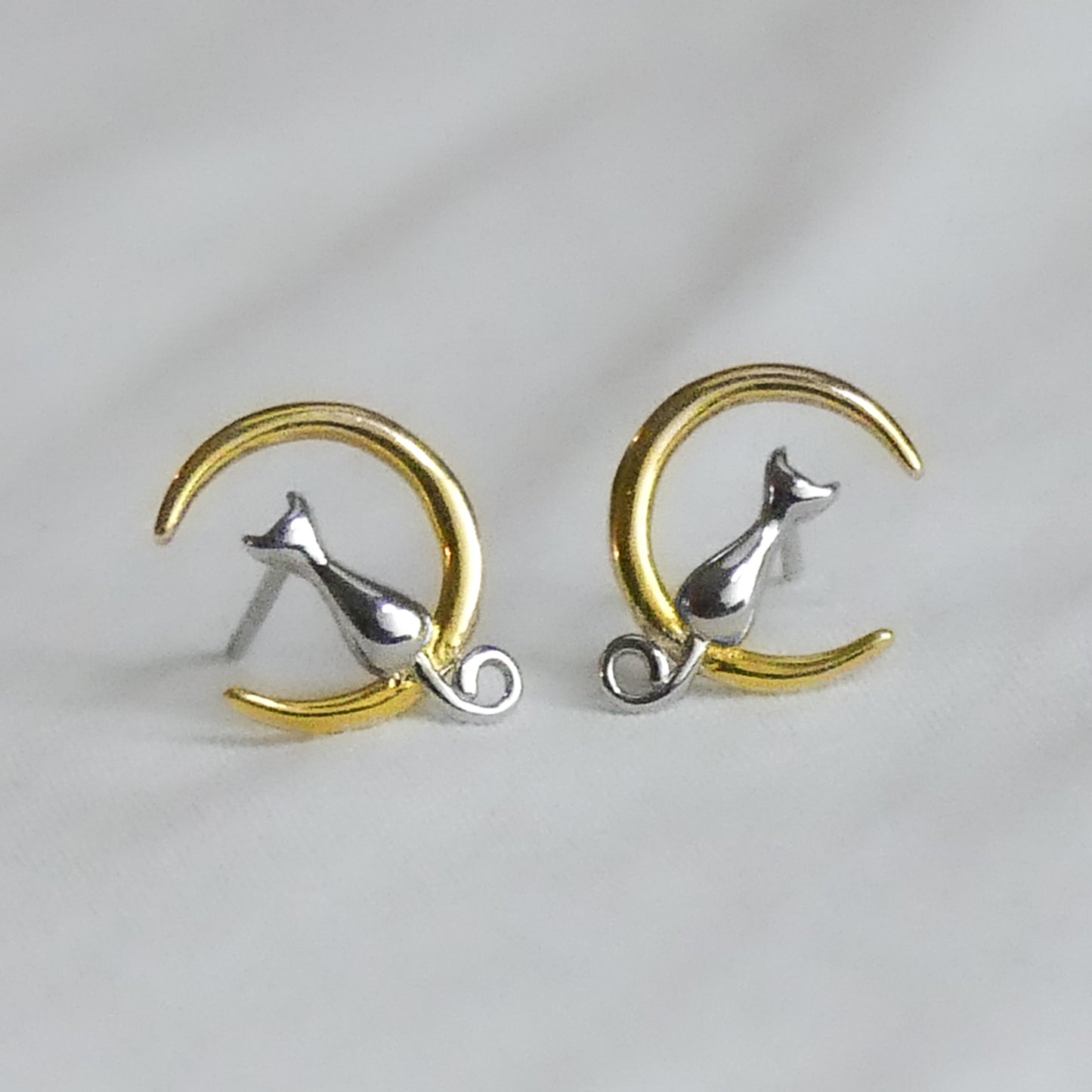 Par aros de 13,1 mm, en plata 925 con de gatito plateado sentado en luna dorada sobre fondo gris claro