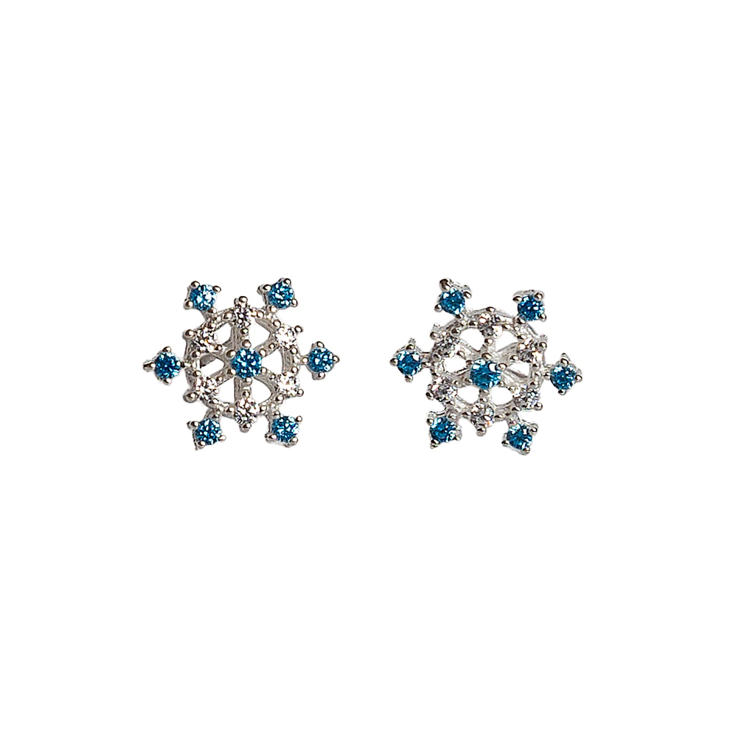Par de aros de plata en forma de copo de nieve con circones blancos y azules, sobre fondo blanco