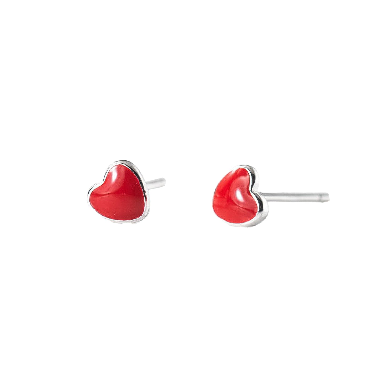 Par de aritos de corazón rojo sobre fondo blanco.
