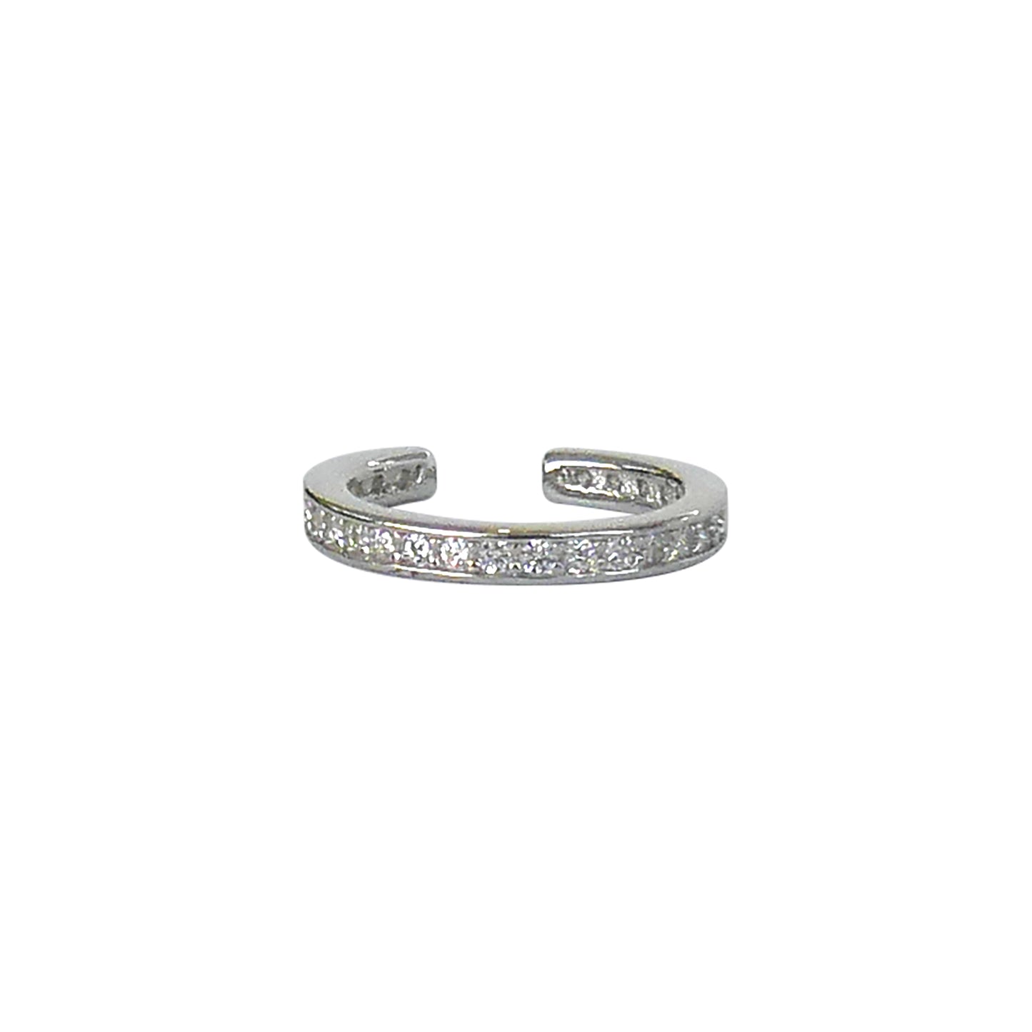 Earcuff con circones plateado sobre fondo blanco