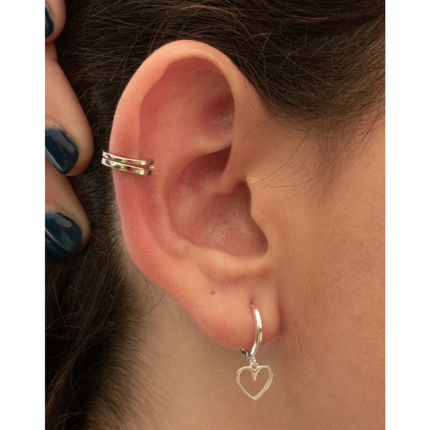 Oreja con earcuff doble de plata y otro pendiente.