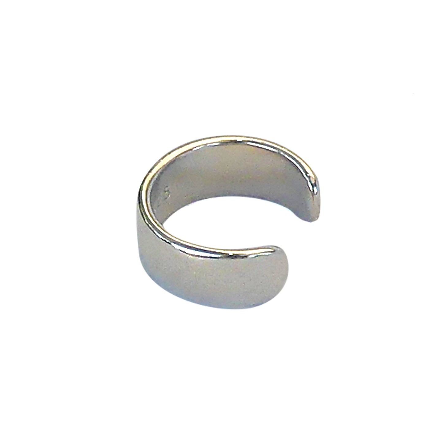 Eearcuff de plata en fondo blanco.