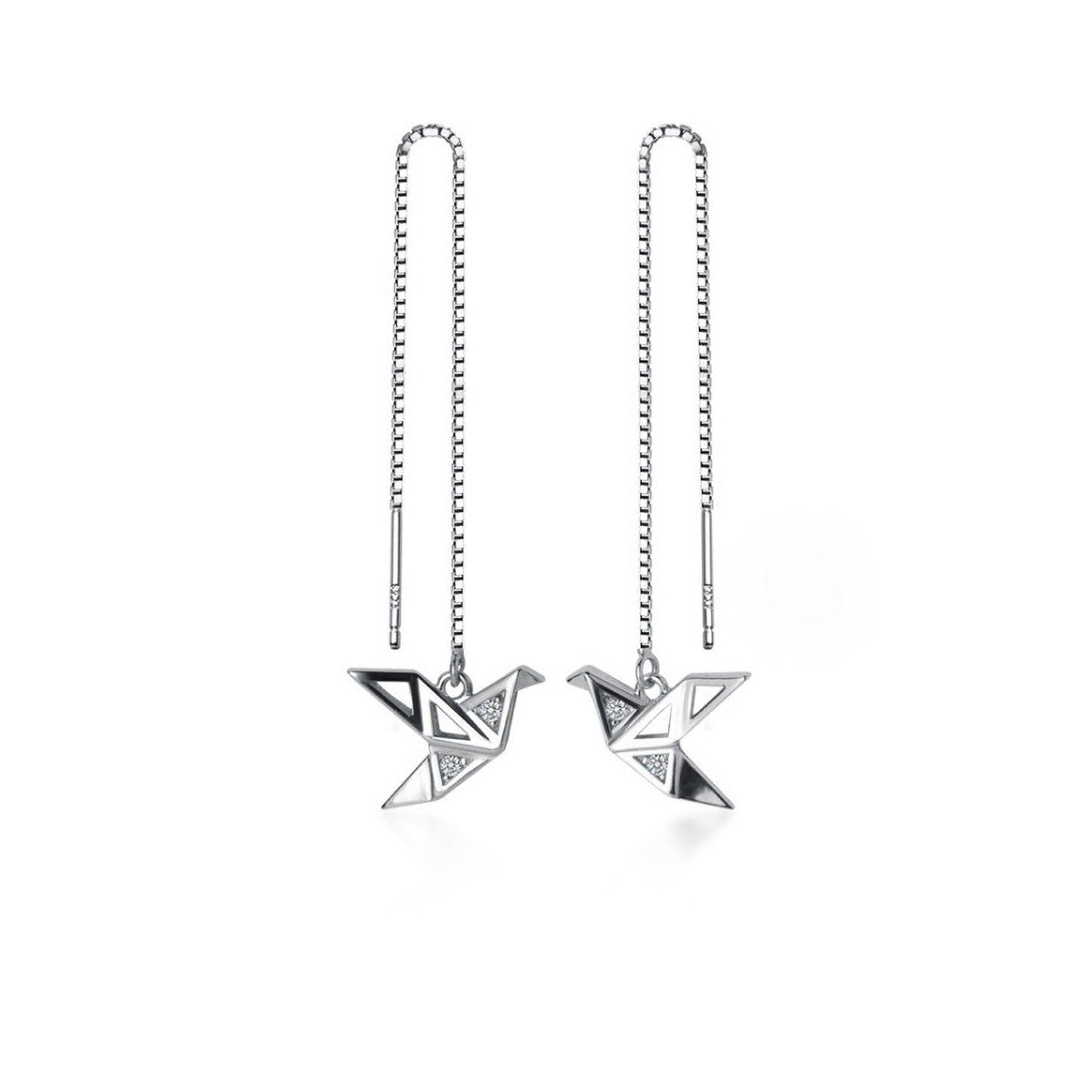 Aros largos con cadena y grulla tipo origami adornada con circones sobre fondo blanco