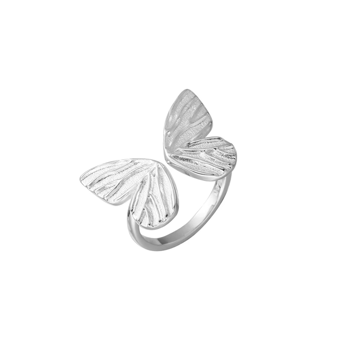 Anillo plateado con mariposa sobre fondo blanco