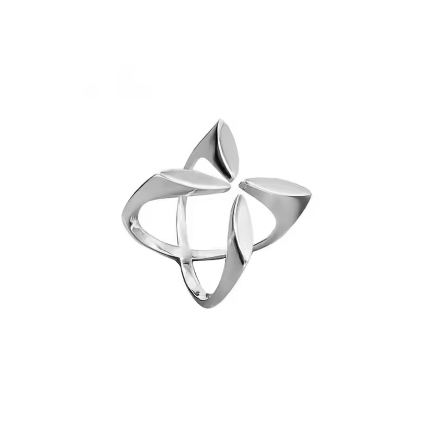Anillo plateado de diseño floral moderno con cuatro pétalos curvados, acabado pulido y brillante. sobre fondo blanco