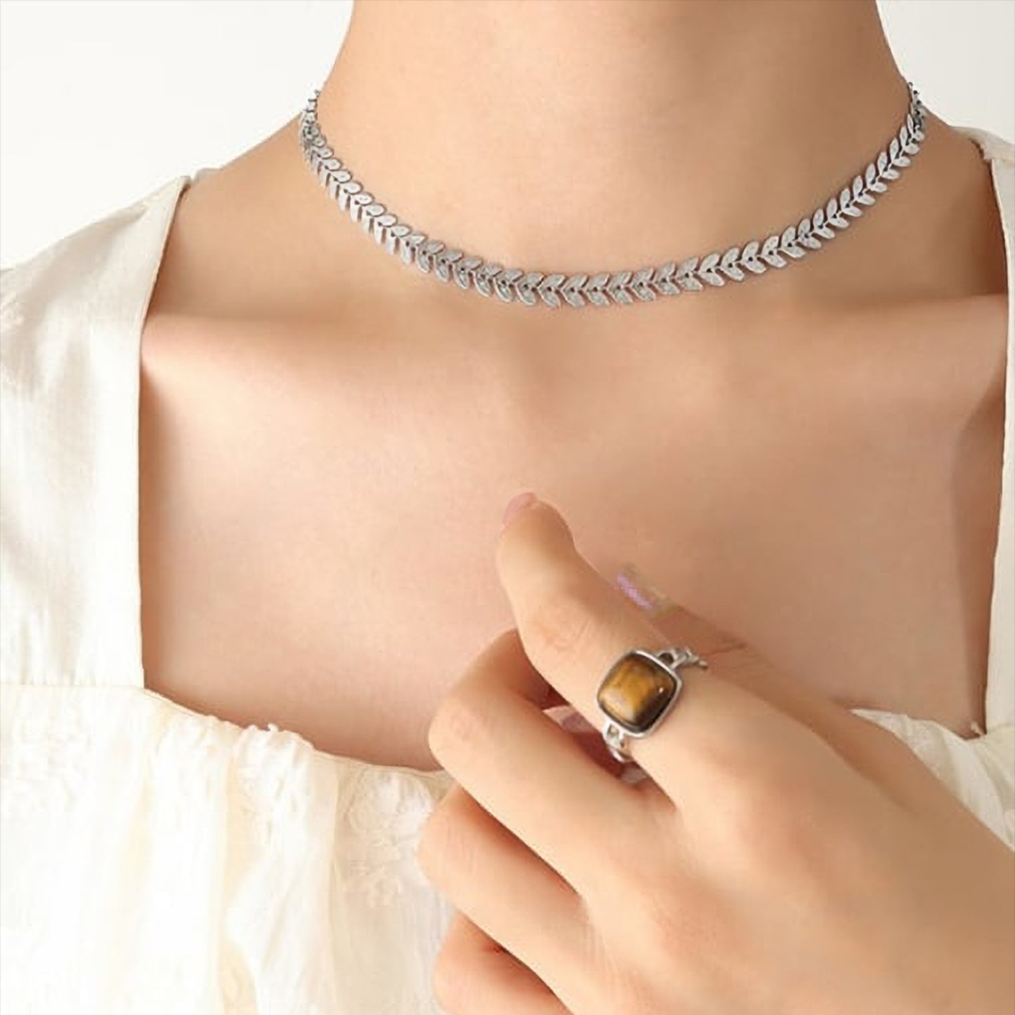 Modelo con choker de hojas plateado