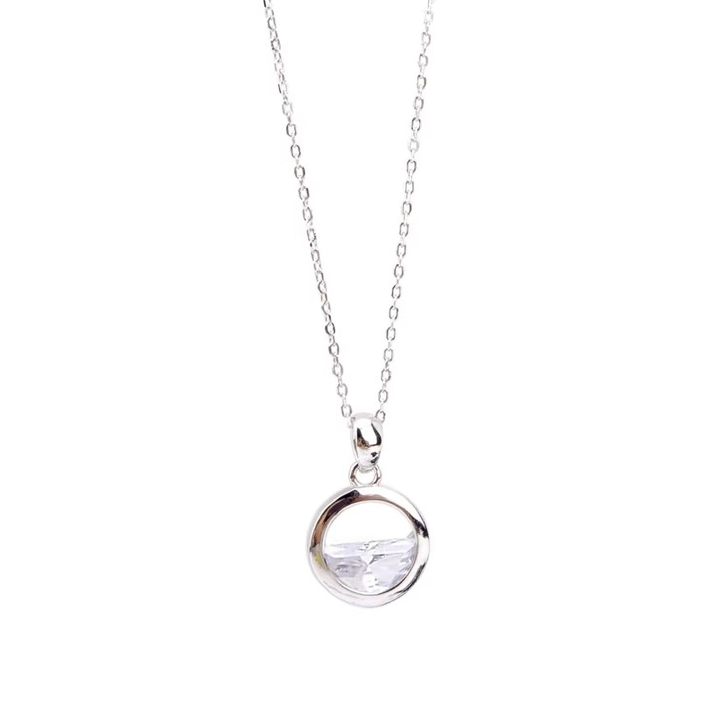 Collar de plata con colgante de cristal blanco sobre fondo blanco