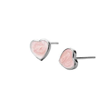Par de pendientes corazón rosa marmoleado con borde plateado sobre fondo blanco