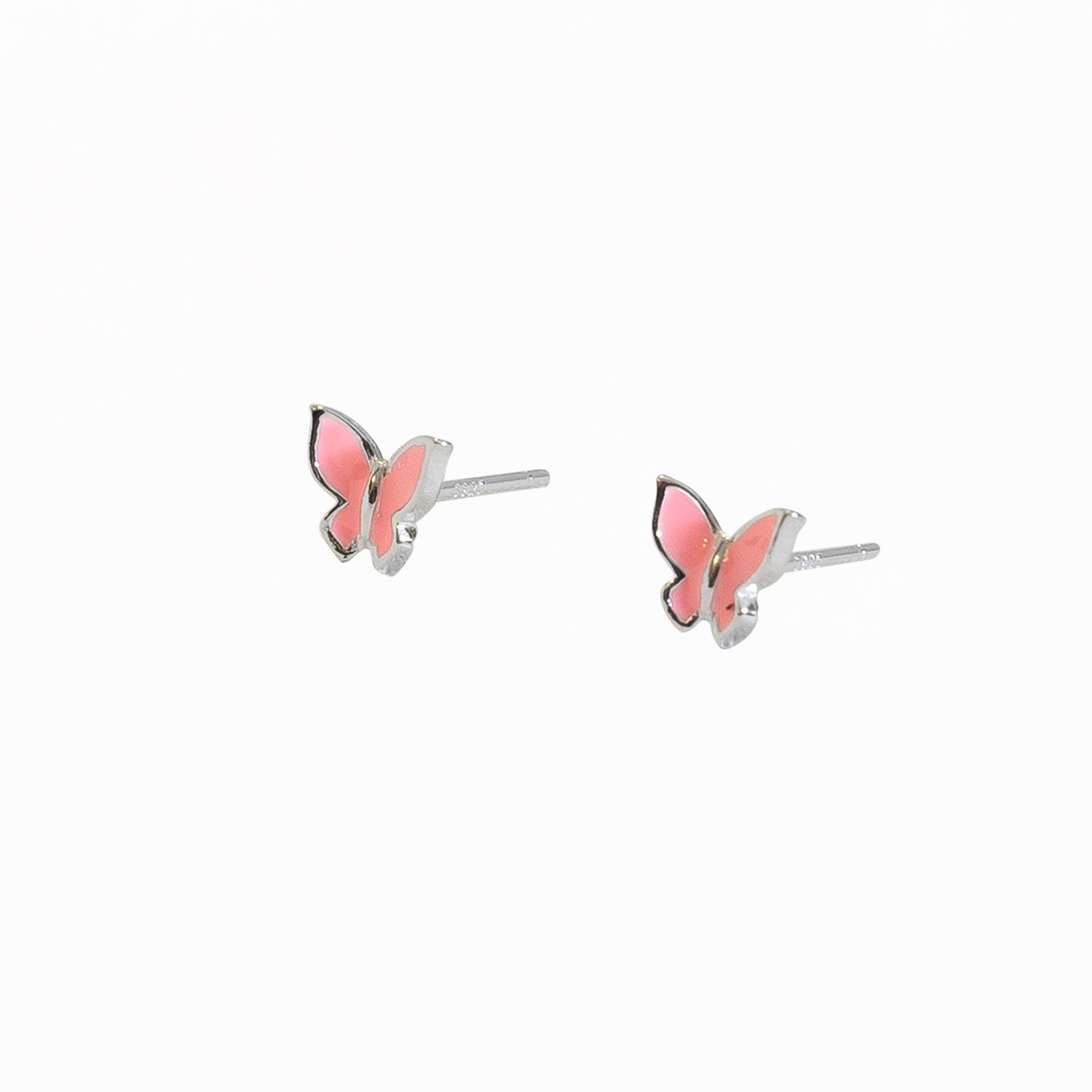 Par de aritos de mariposa rosada sobre fondo blanco