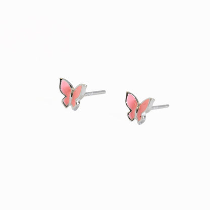 Par de aritos de mariposa rosada sobre fondo blanco