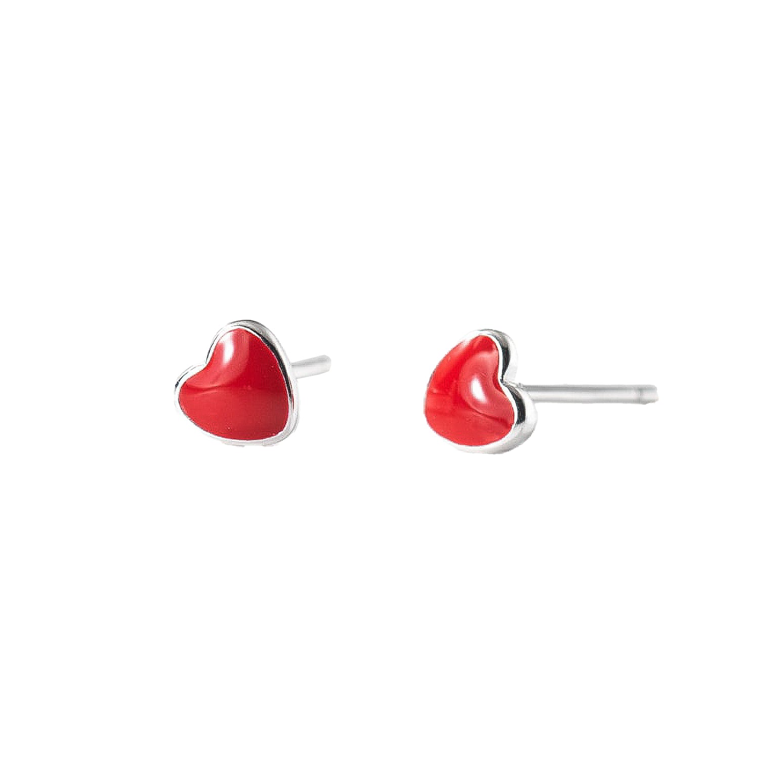 Par de aritos de corazón rojo sobre fondo blanco.