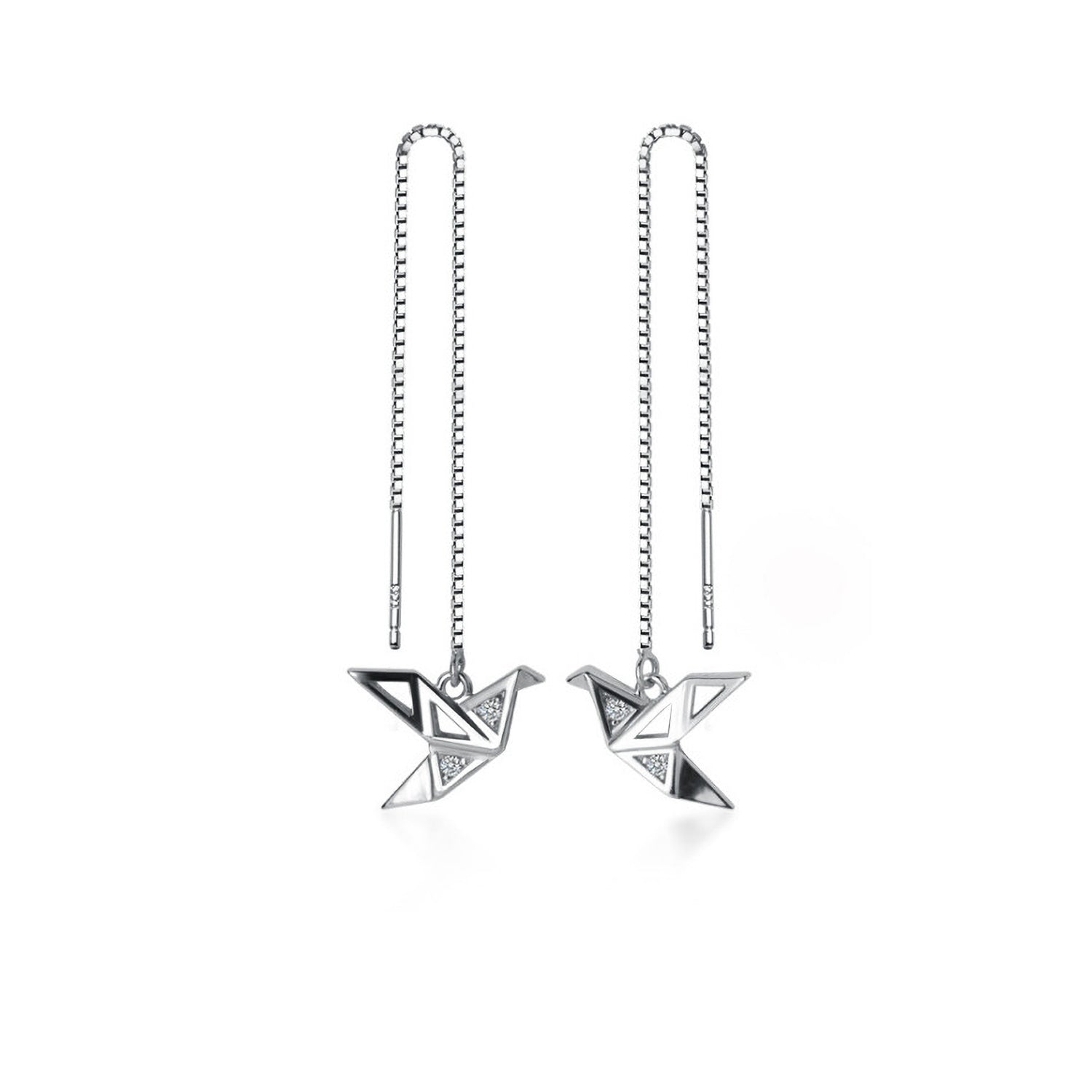 Aros largos con cadena y grulla tipo origami adornada con circones sobre fondo blanco