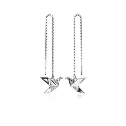 Aros largos con cadena y grulla tipo origami adornada con circones sobre fondo blanco