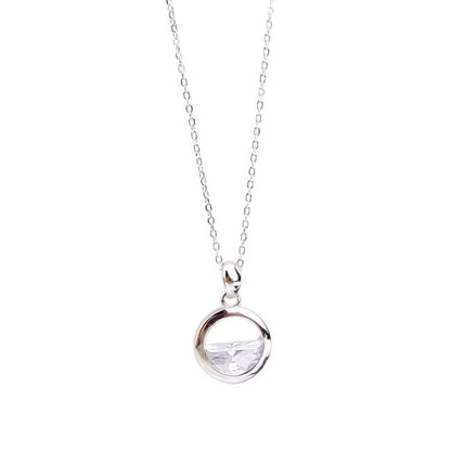Collar de plata con colgante de cristal blanco sobre fondo blanco