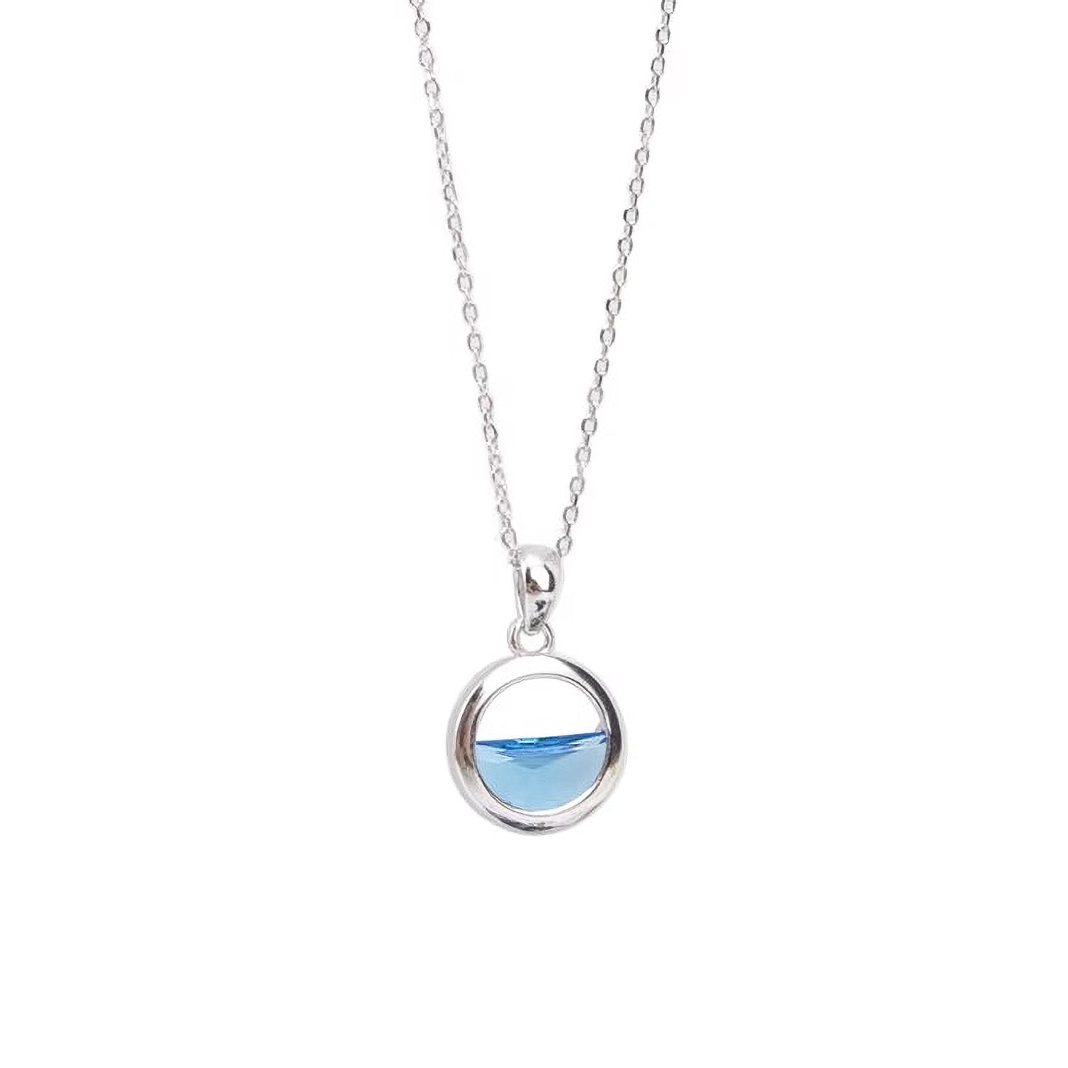 Collar de plata con colgante de cristal azul sobre fondo blanco